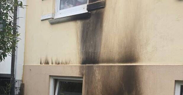 Foto der verbrannten Fassade des Hauses